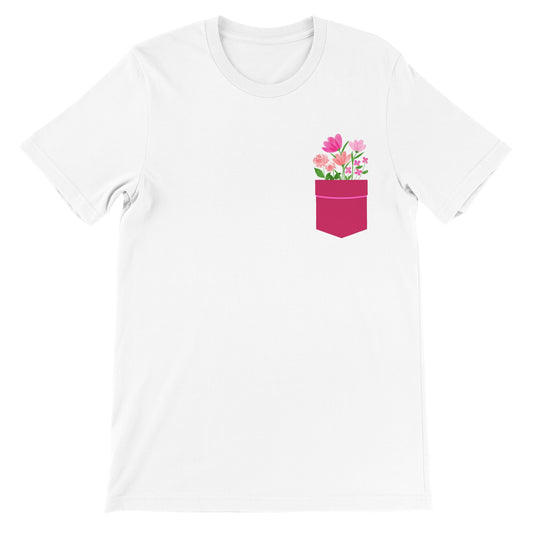 Camiseta blanca con diseño de un bolsillo lleno de flores impreso