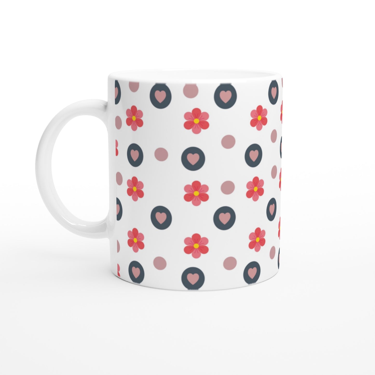 Taza diseñada con corazones y flores