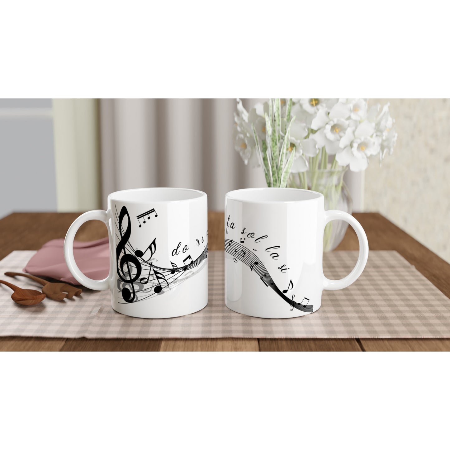 Taza con motivo musical a blanco y negro