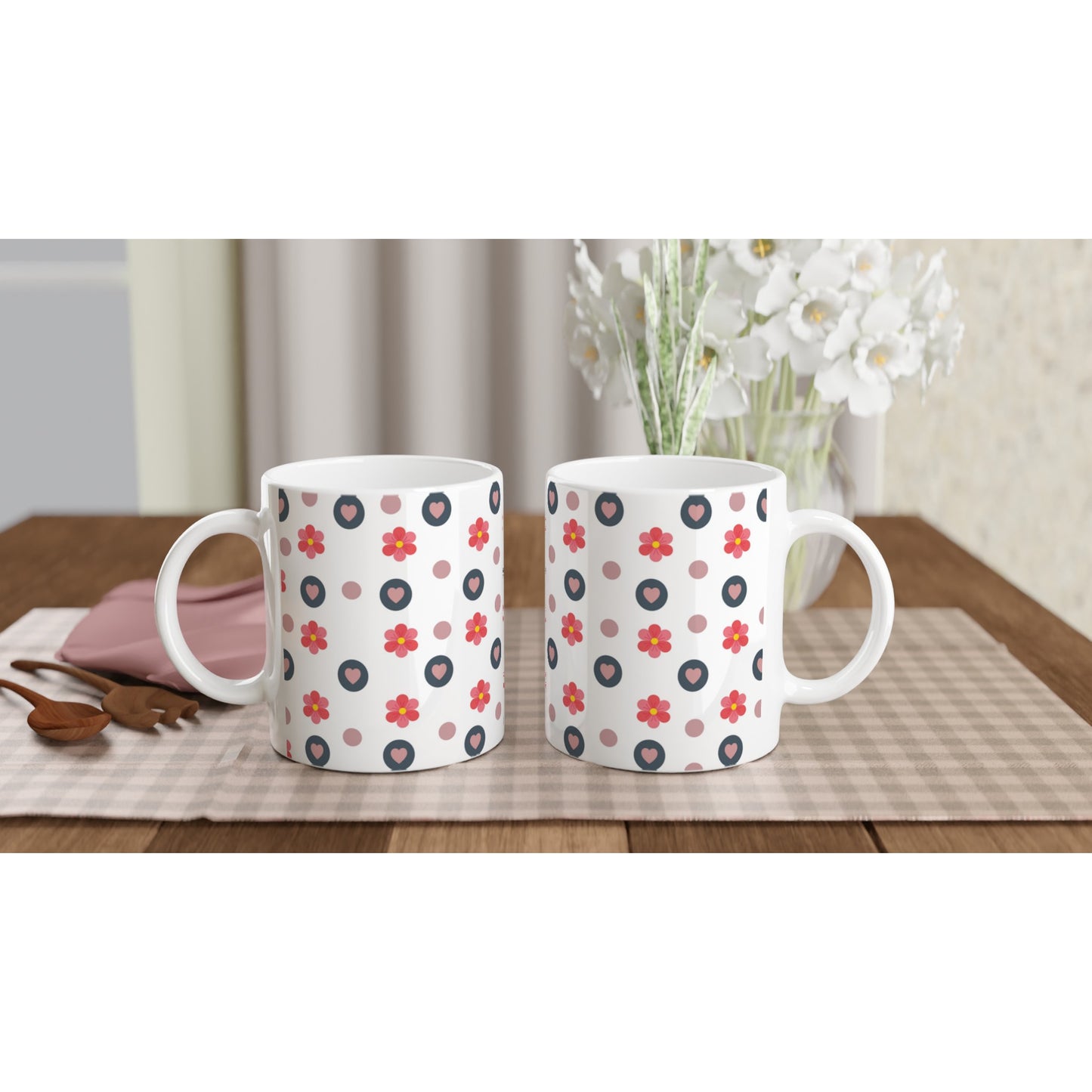 Taza de cerámica con diseño de corazones y flores