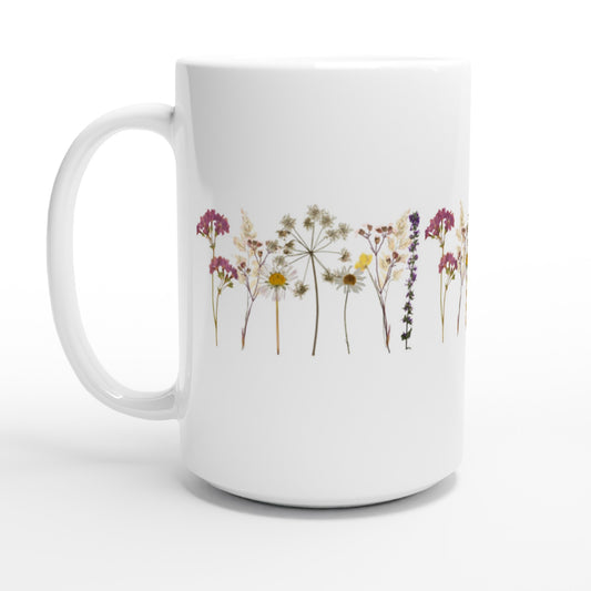 Taza minimalista con flores prensadas