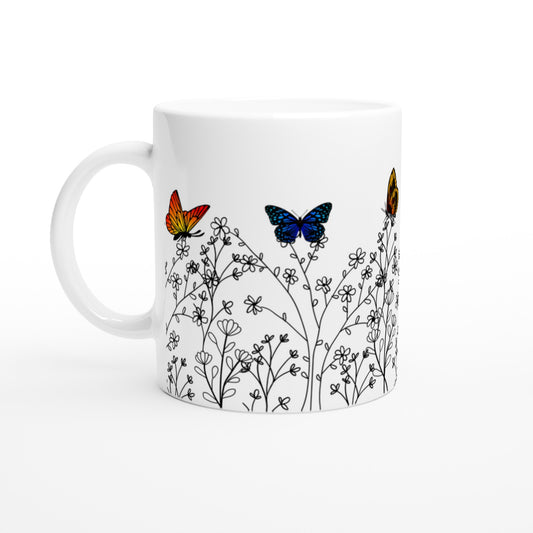 Taza de café con flores y mariposas