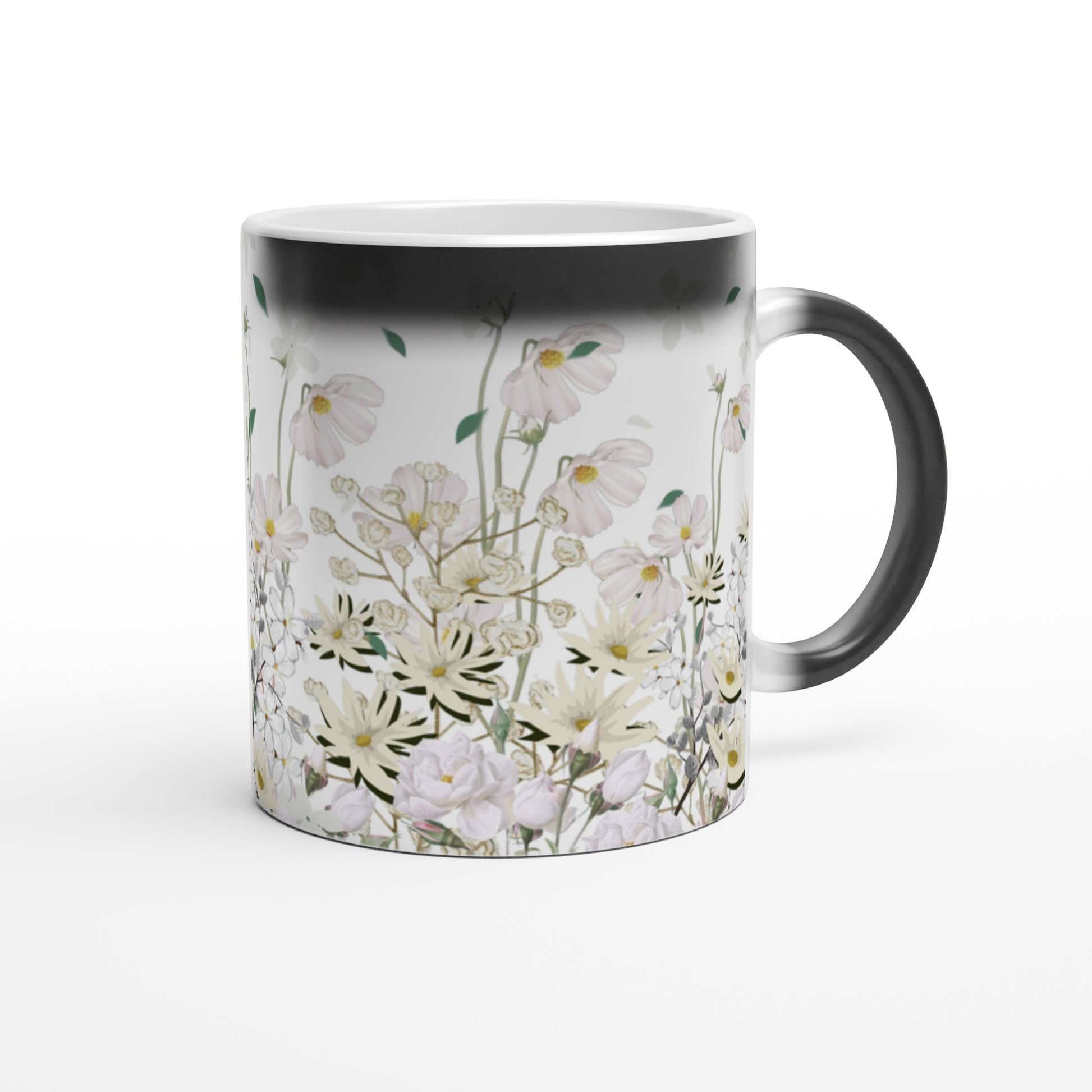 Diseño de flores blancas en taza de café mágica