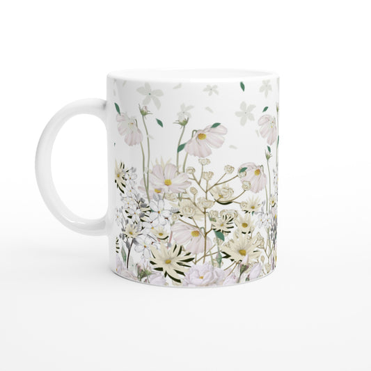 Taza bonita de café con flores blancas