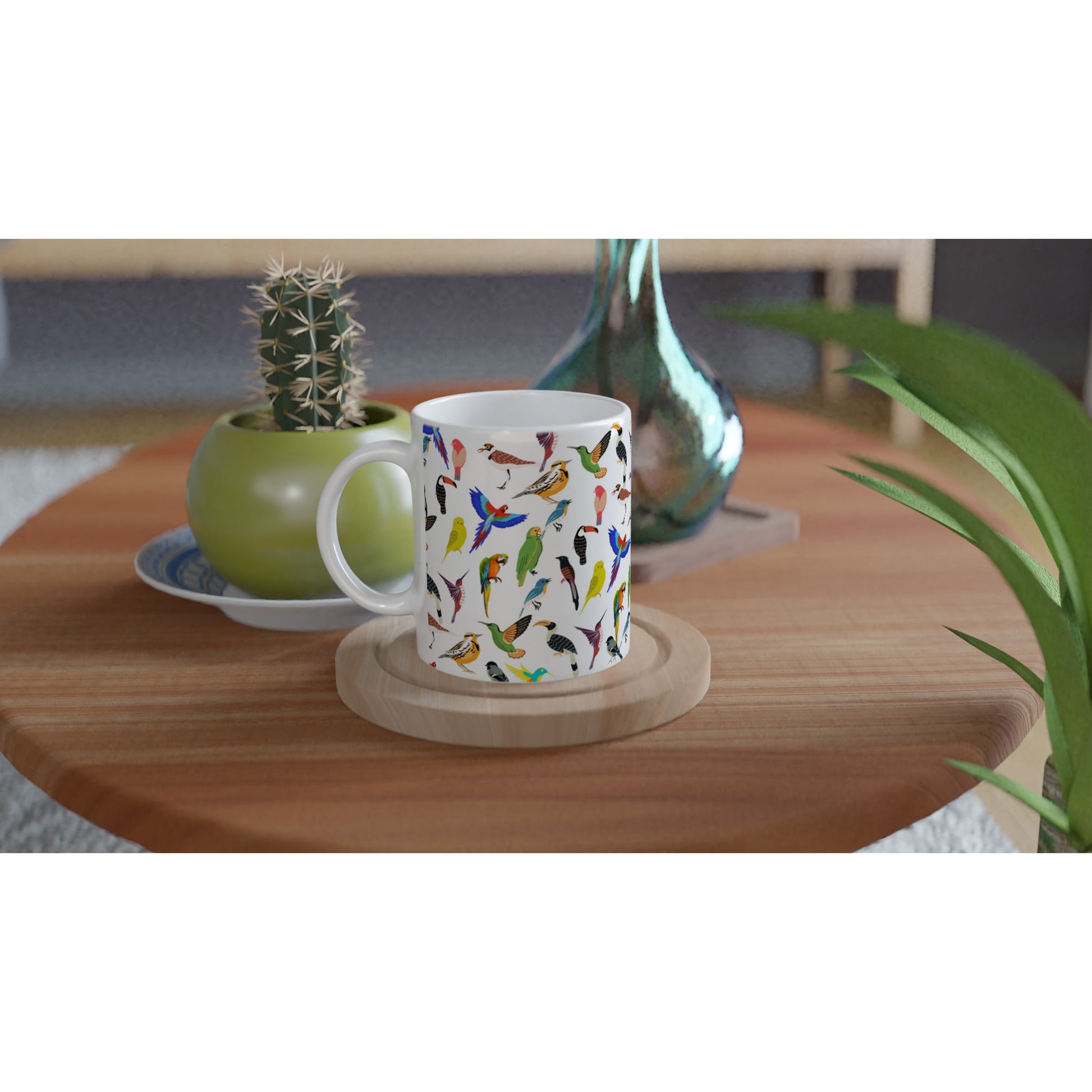 Taza bonita con aves sobre una mesa