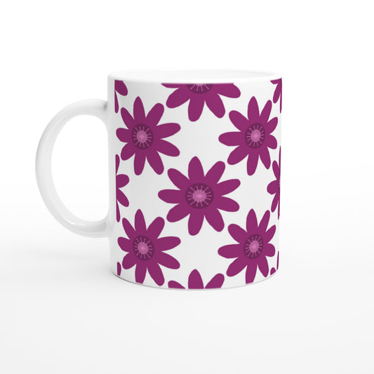 Bonita taza con flores moradas