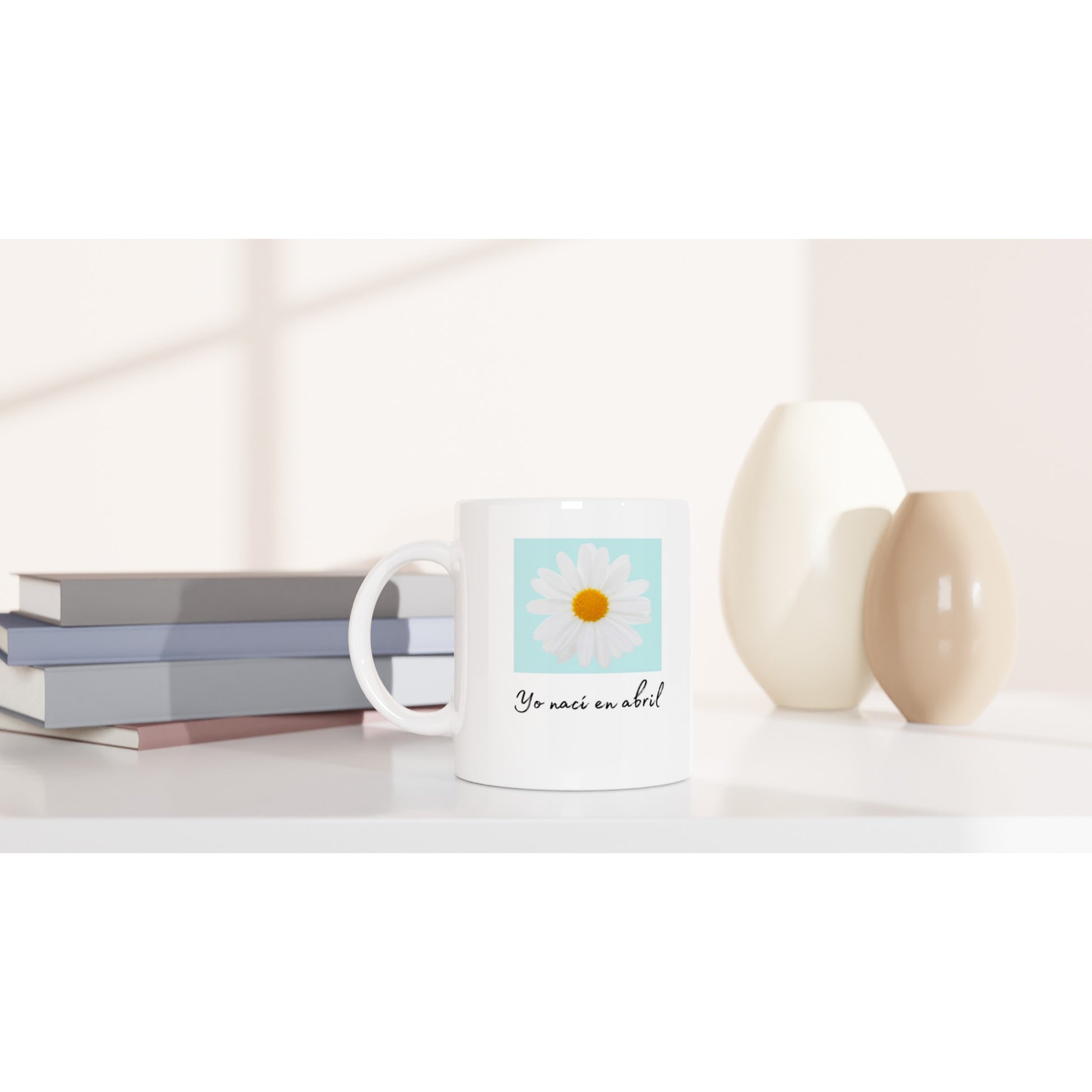 Taza blanca con diseño de una flor blanca