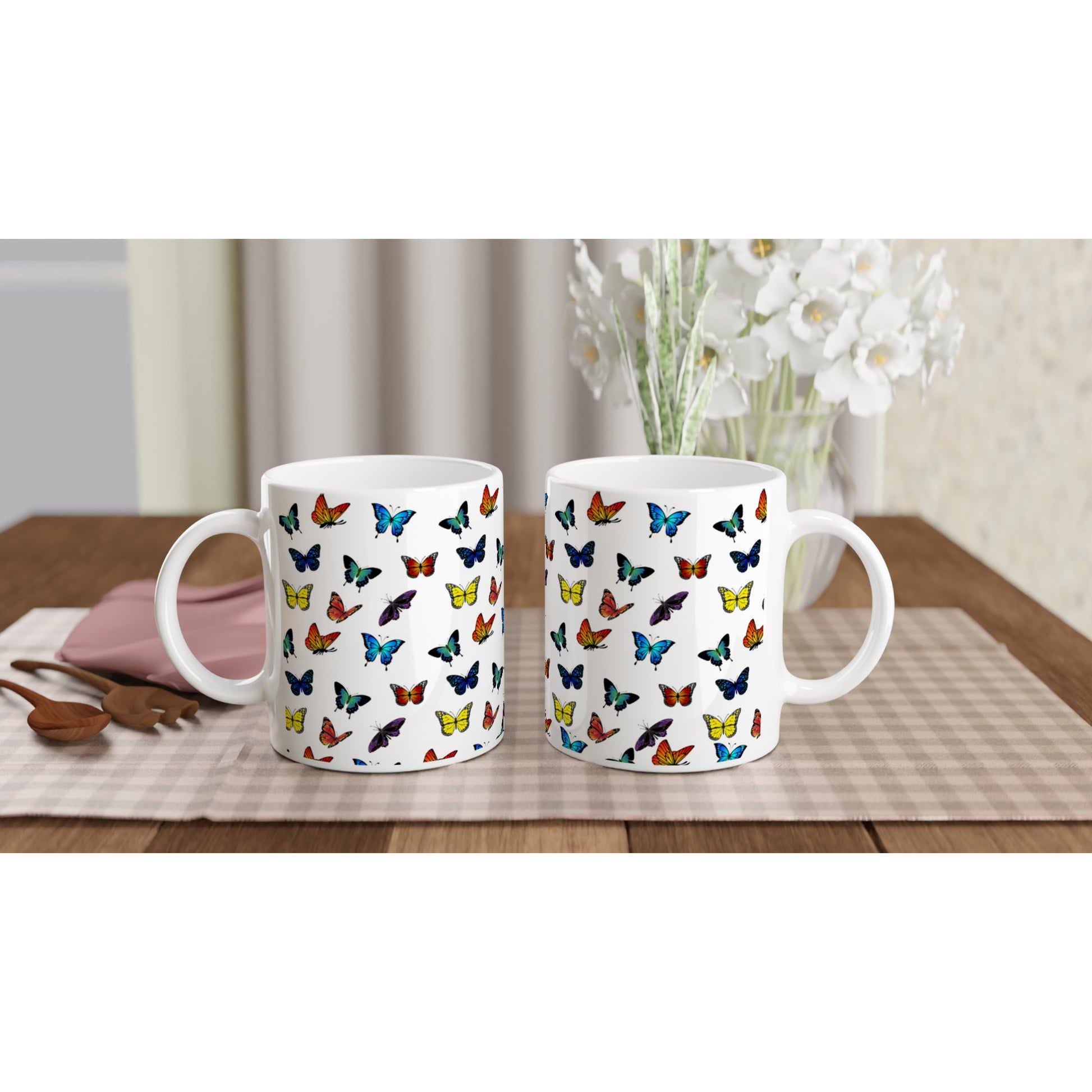 Taza bonita con mariposas