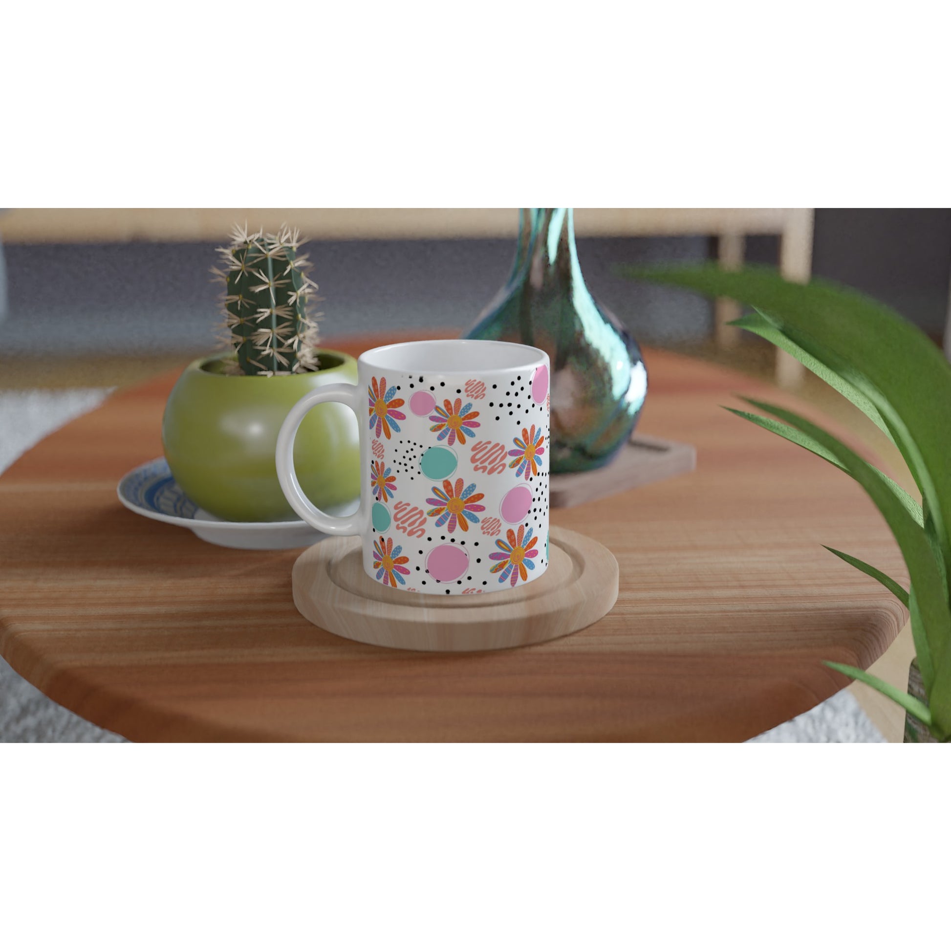 Taza de café floral sobre una mesa