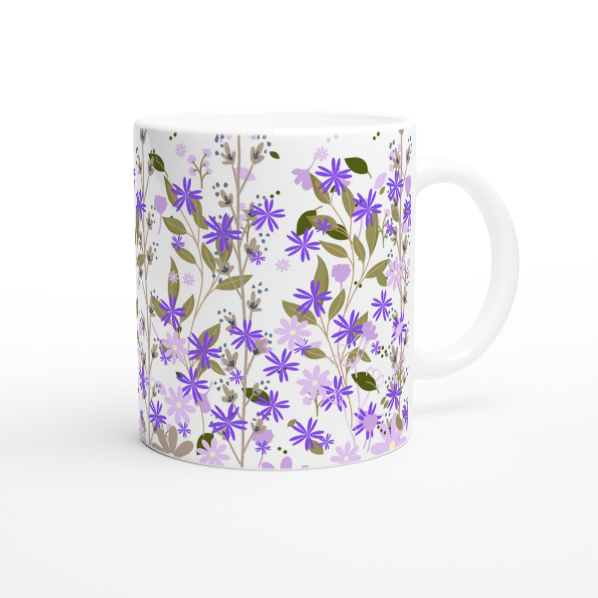 Taza bonita con flores lila