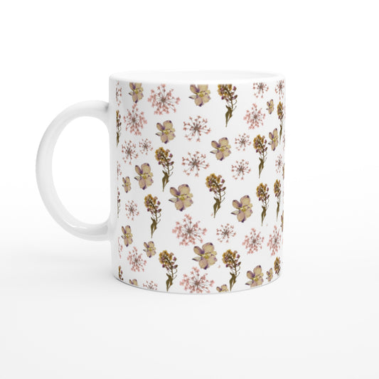 Taza bonita de flores prensadas