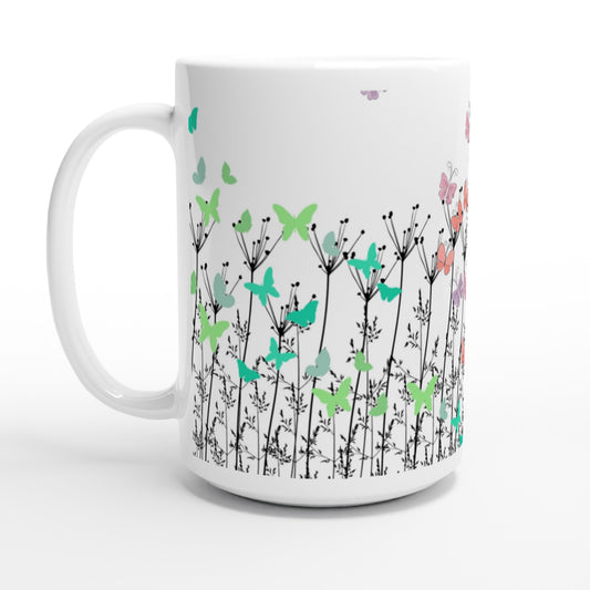 Taza bonita con flores negras y mariposas