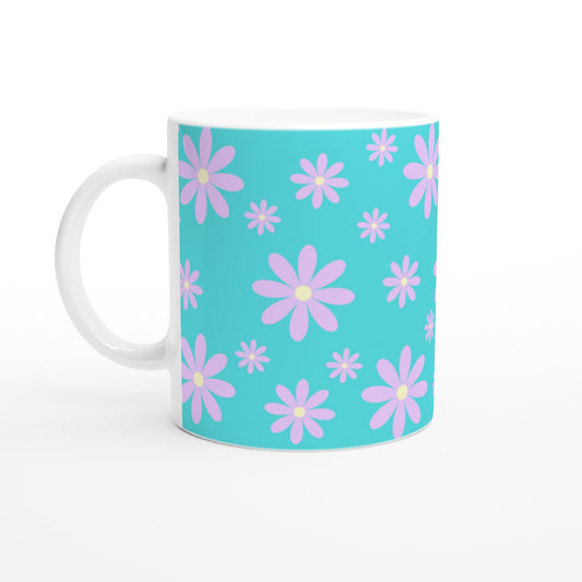 Taza con diseño de flores sobre fondo aqua