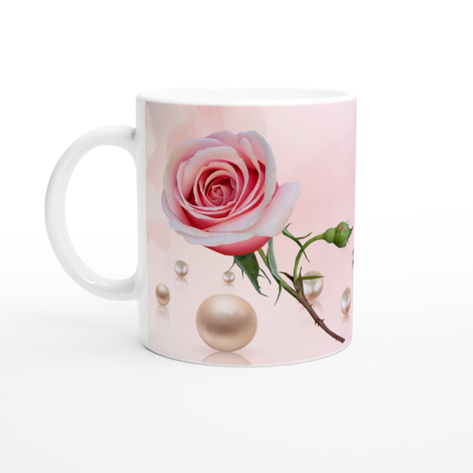 Taza de café con diseño de una rosa y perlas