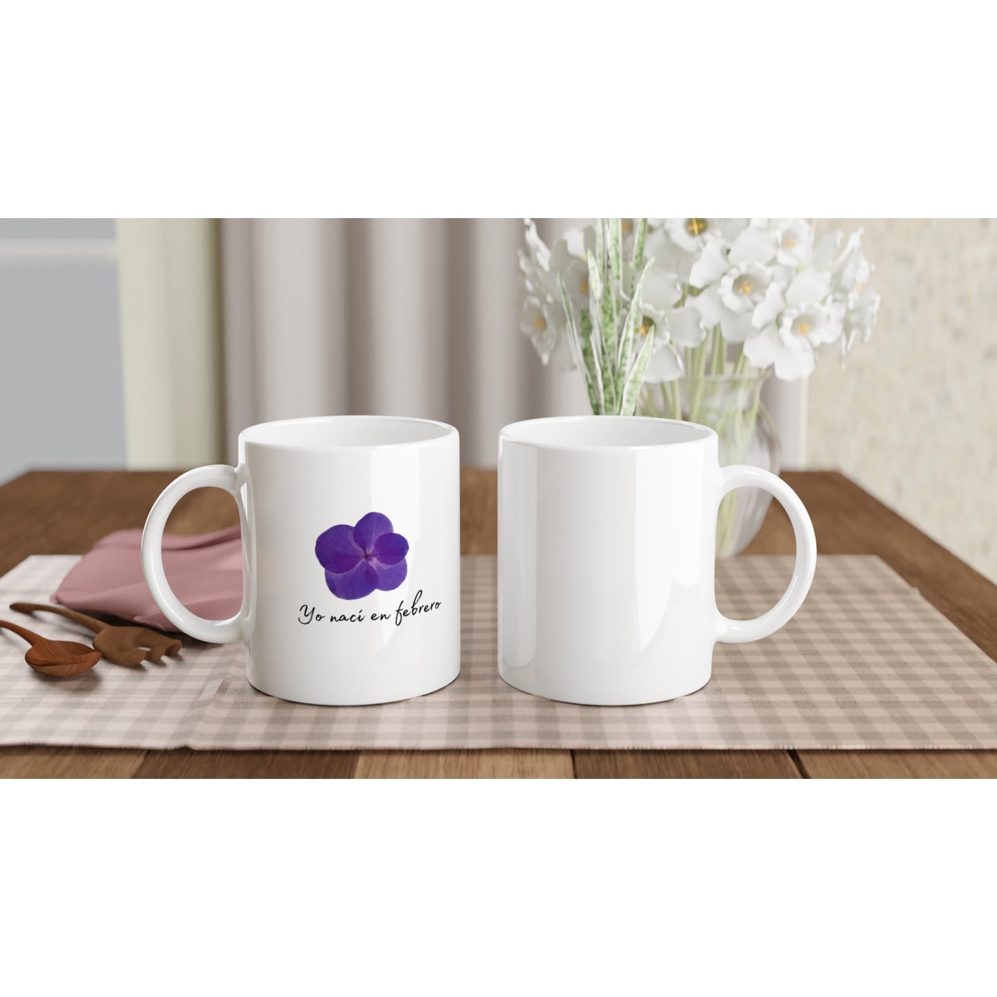 Taza con flor morada para los nacidos en febrero