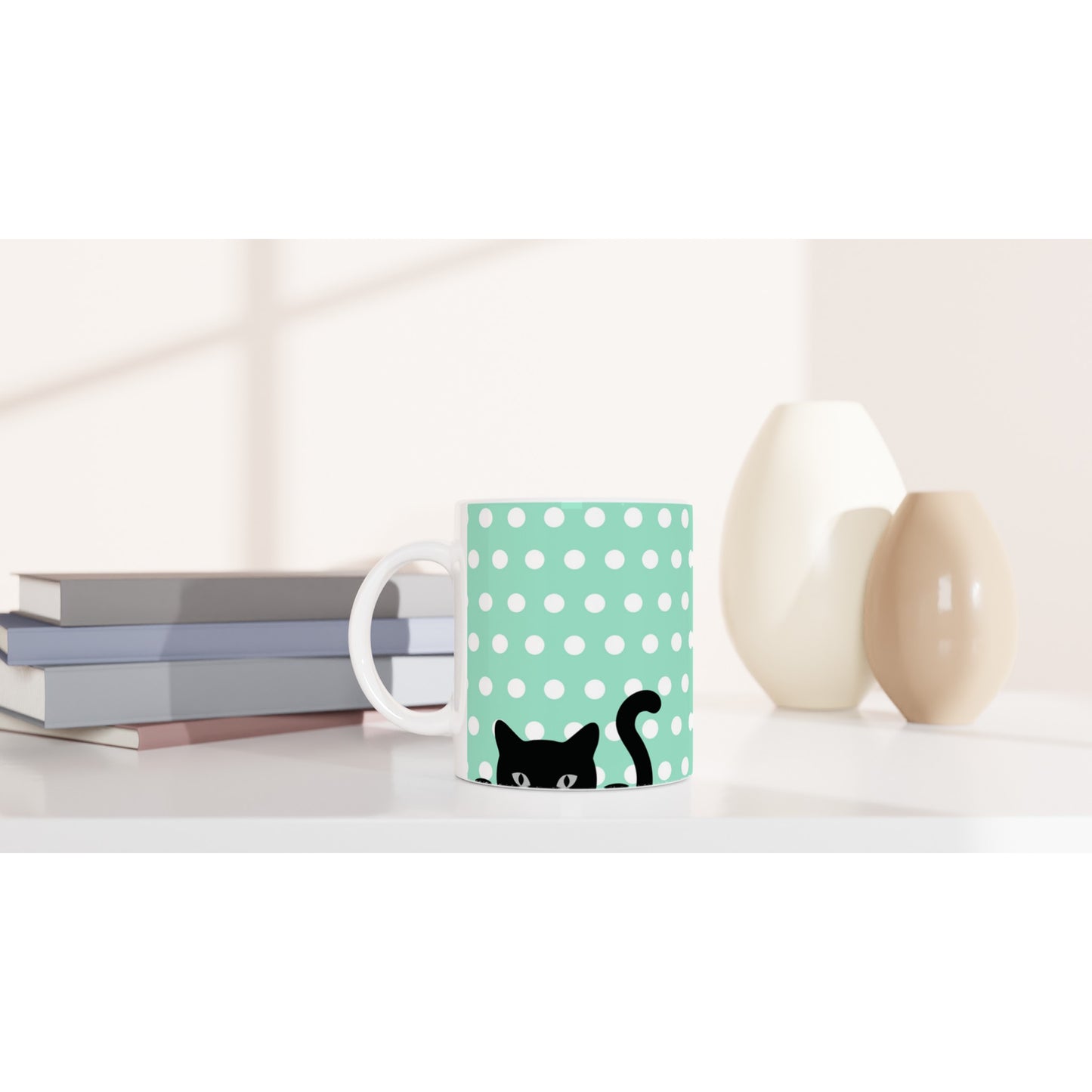 Diseño de taza con gatos y lunares