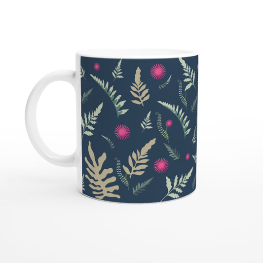 Taza de café con bonitas hojas y ramas