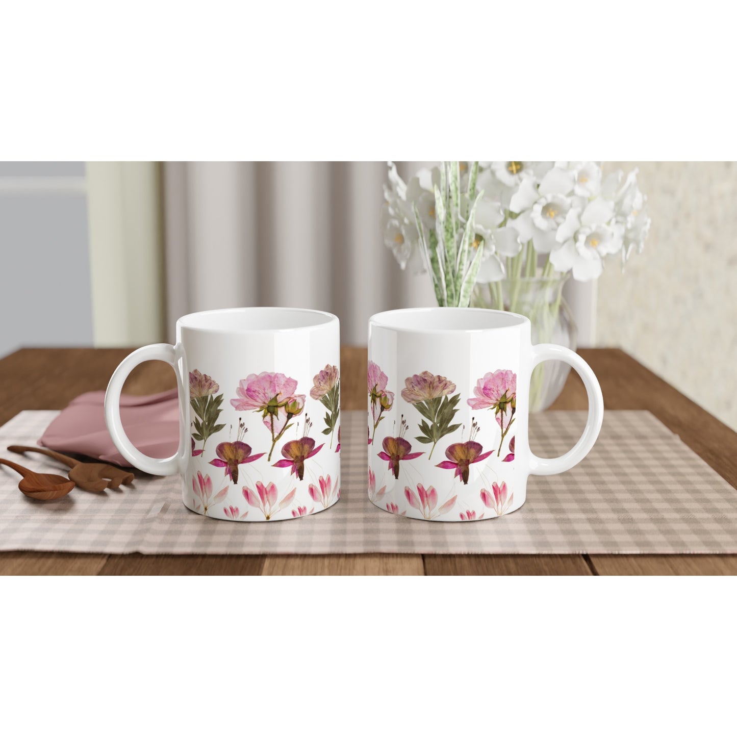 Taza Bonita de Flores Rosadas Prensadas