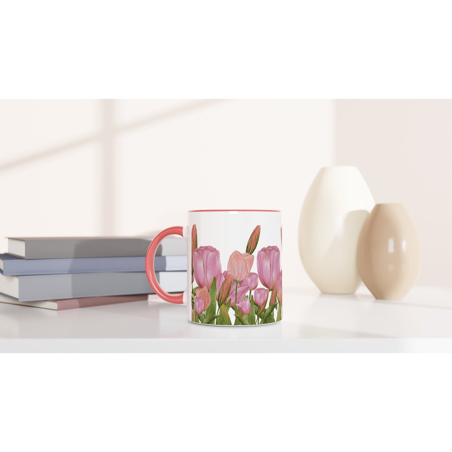 Taza bonita con tulipanes