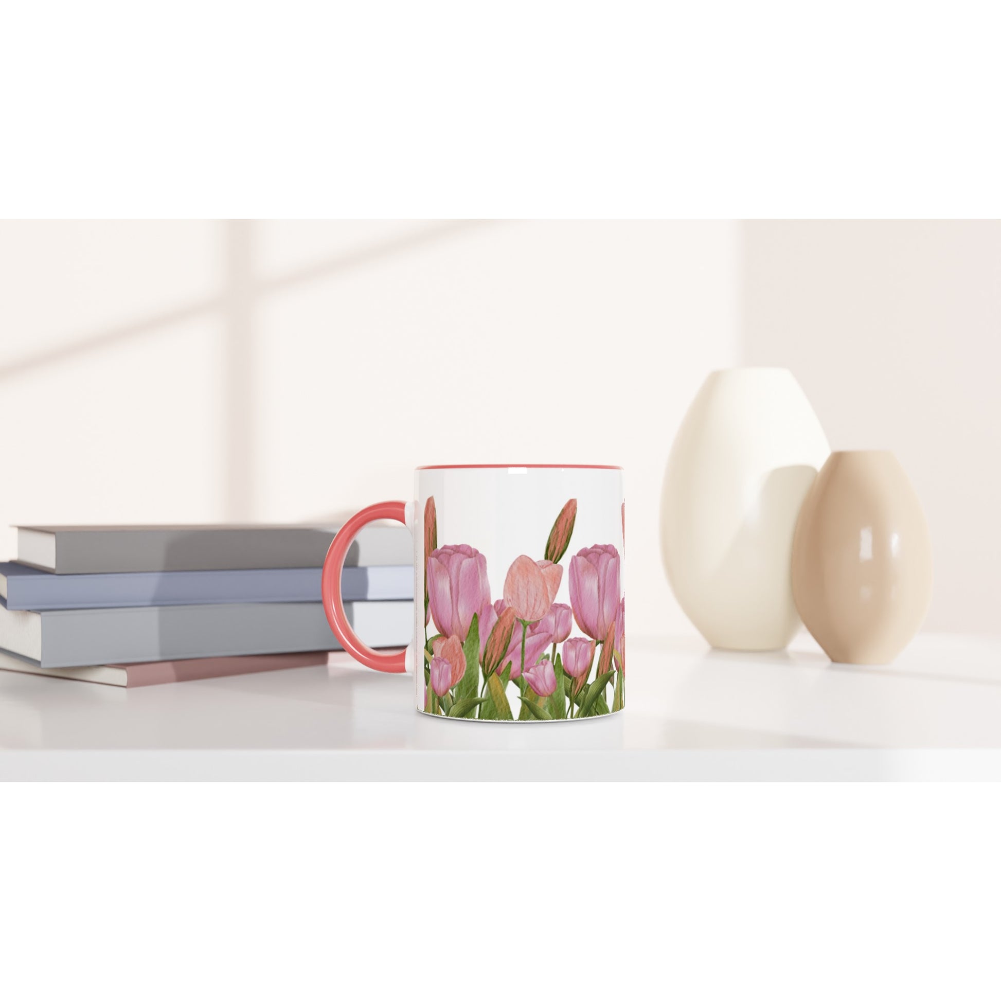 Taza bonita con tulipanes