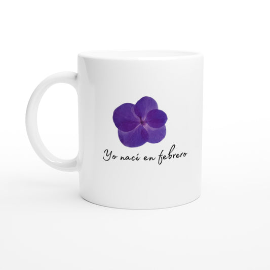 Taza con diseño de una flor morada