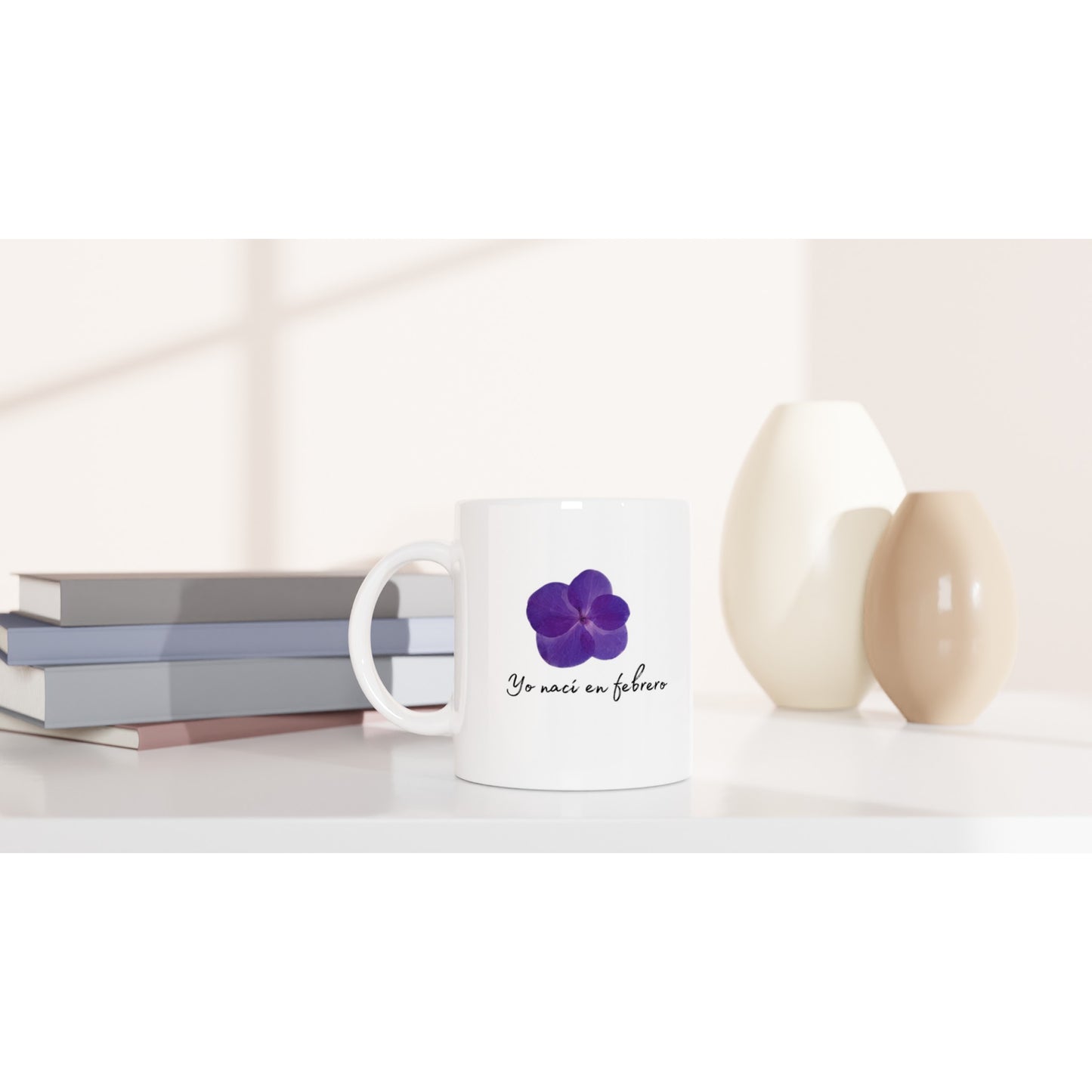 Taza con diseño de una flor morada para los nacidos en febrero