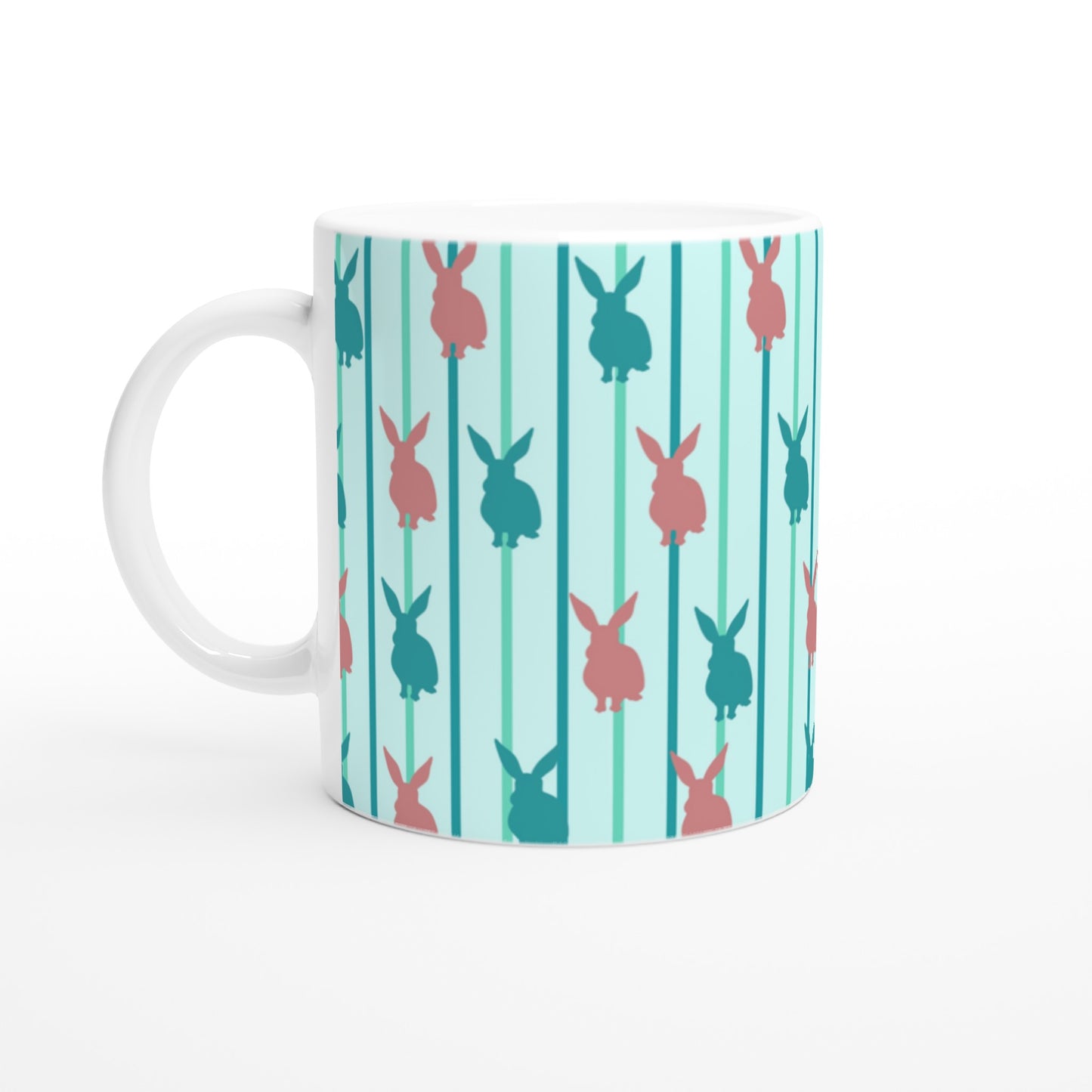 Taza original con diseño de siluetas de conejos sobre fondo a rayas