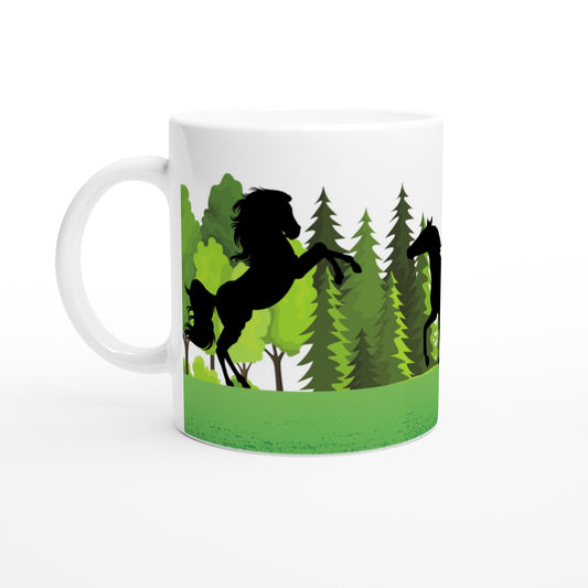 Taza de caballos en paisaje de pinos