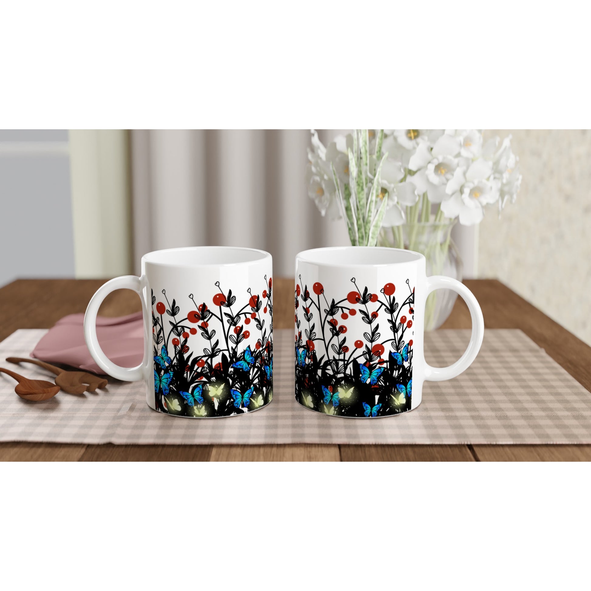 Taza de café con diseño de flores y mariposas brillantes