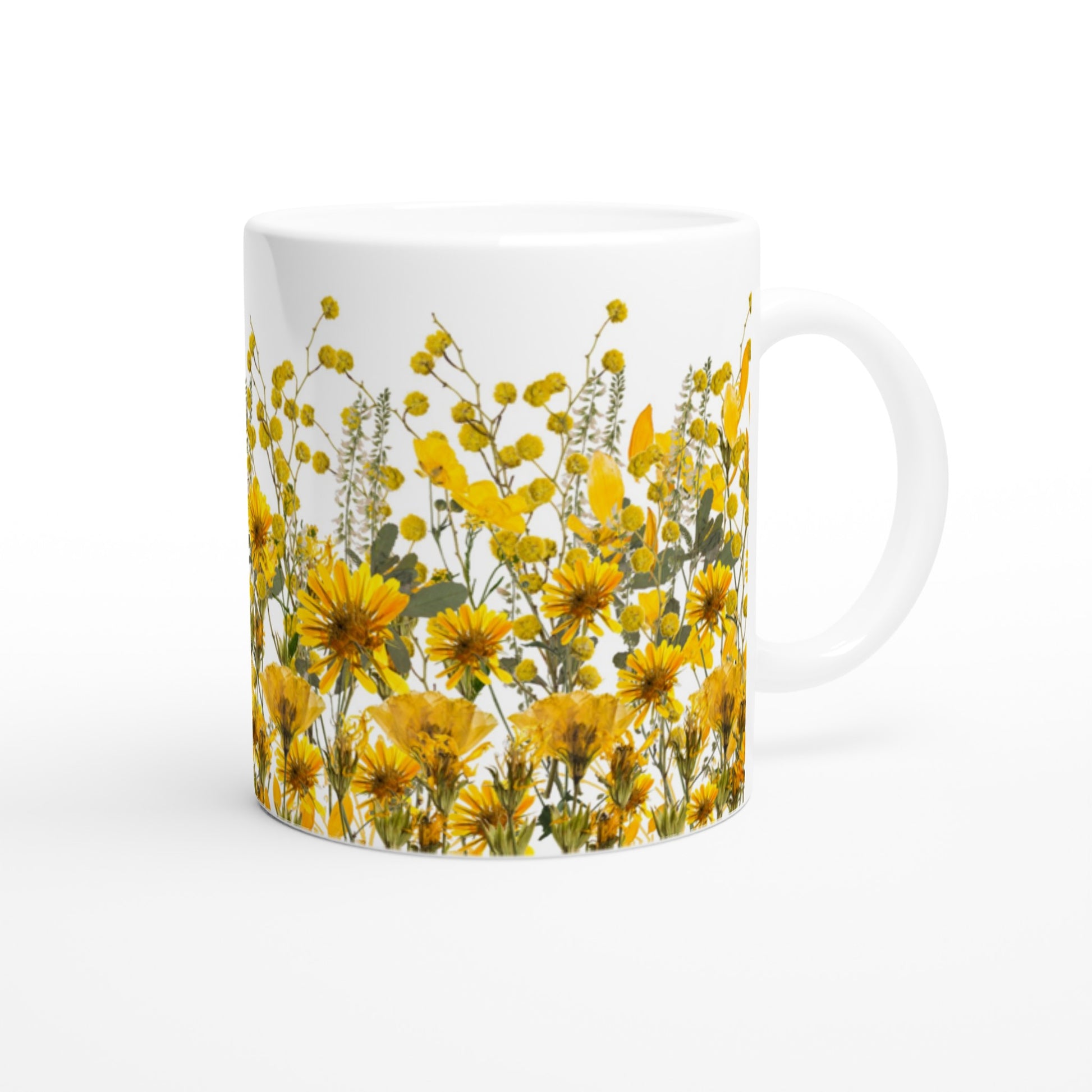 Taza bonita con flores prensadas amarillas