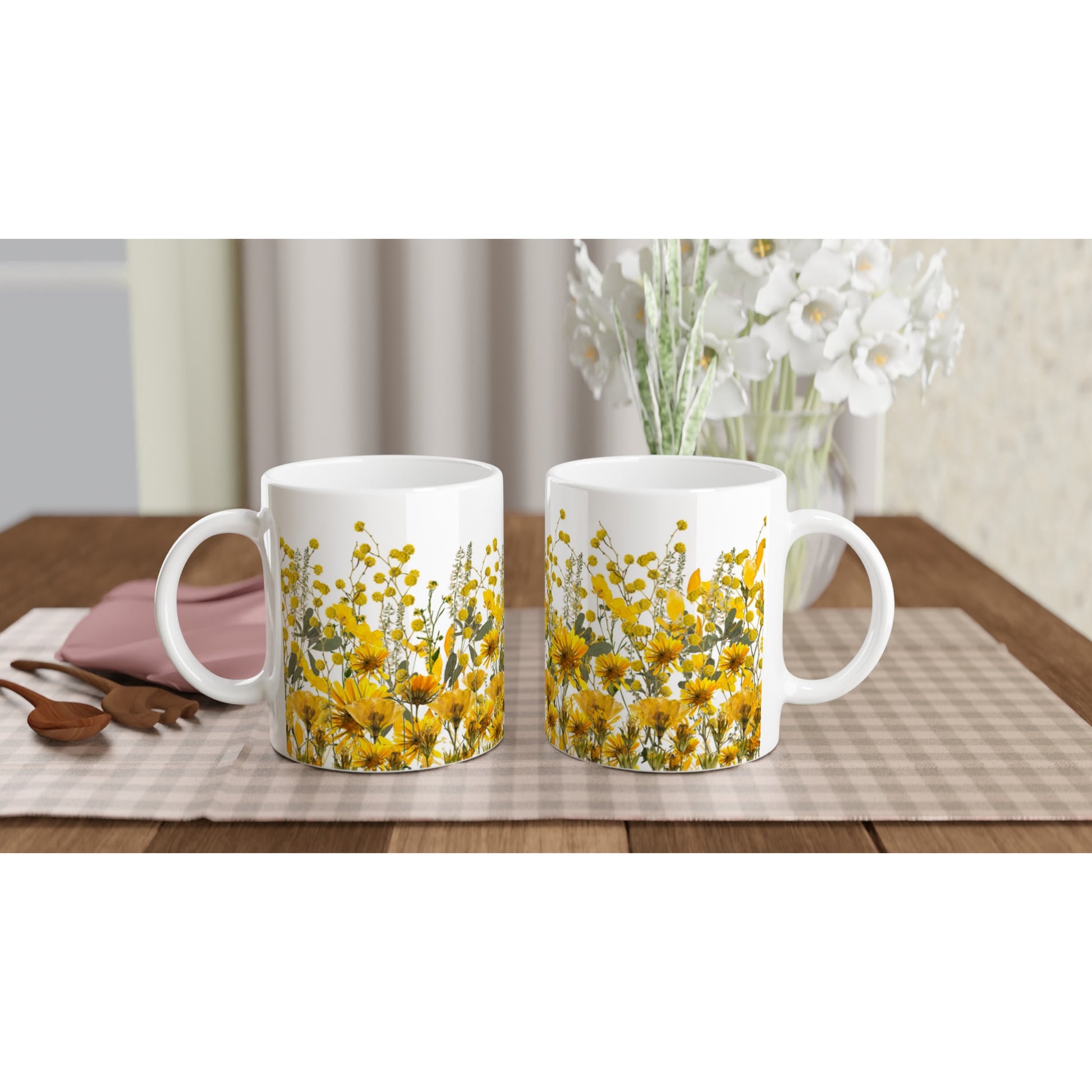 Taza bonita con flores amarillas prensadas