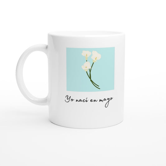 Taza con diseño de tres flores blancas