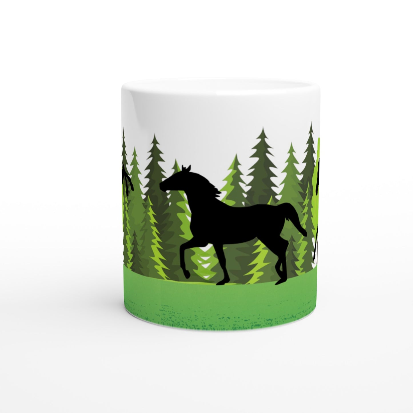 Taza personalizada de caballos en un campo con pinos