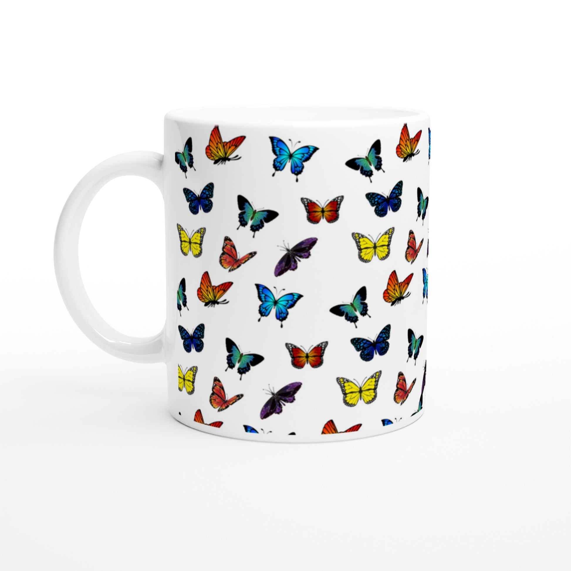 Taza de cerámica con mariposas de colores.