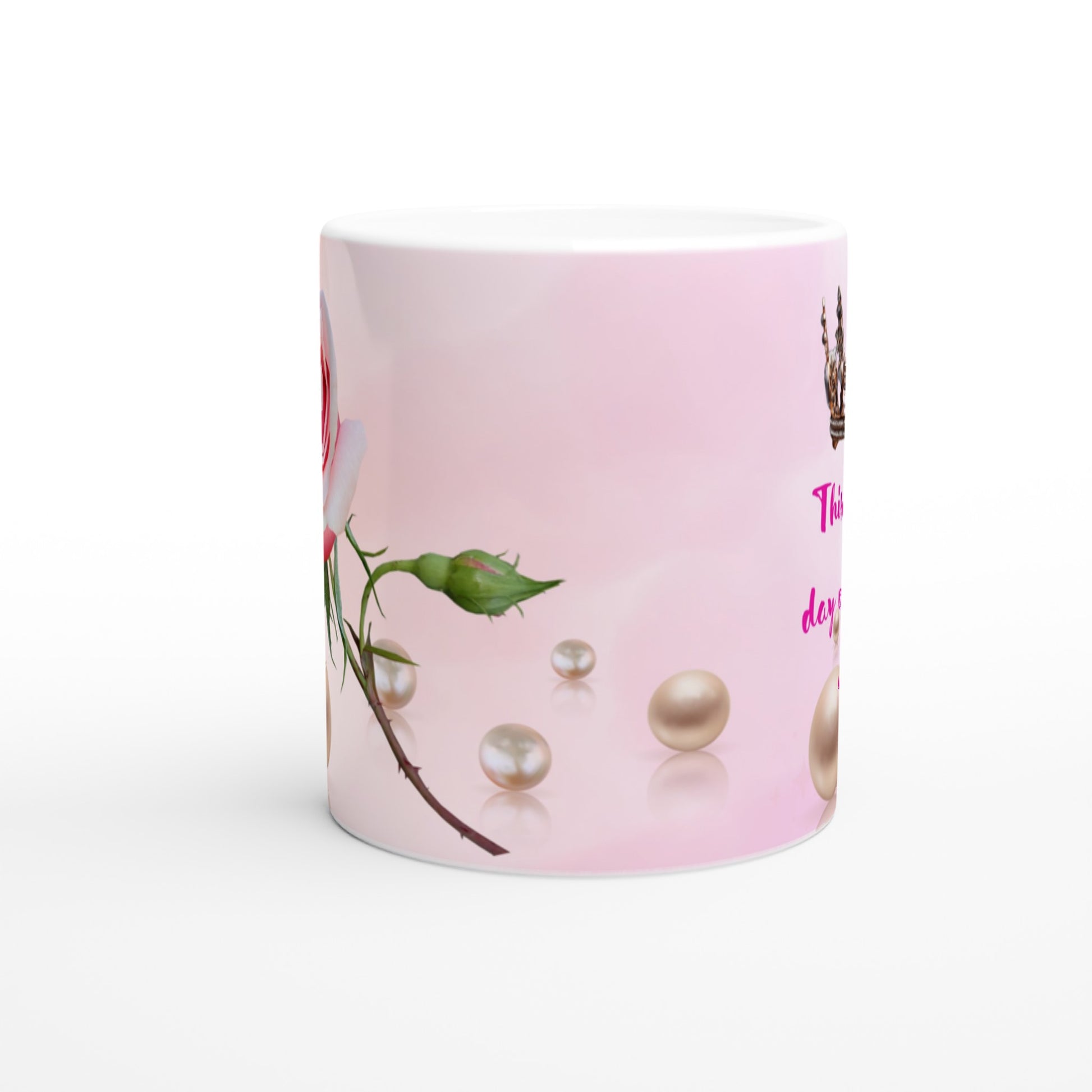 Taza de café con una rosa y perlas 