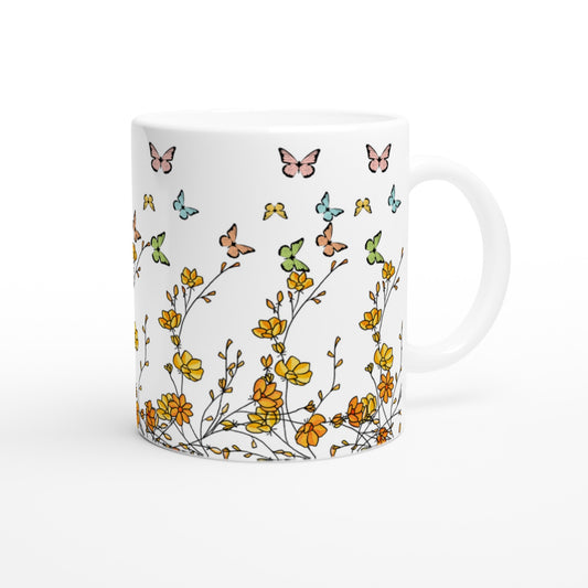 Taza de cerámica bonita con mariposas