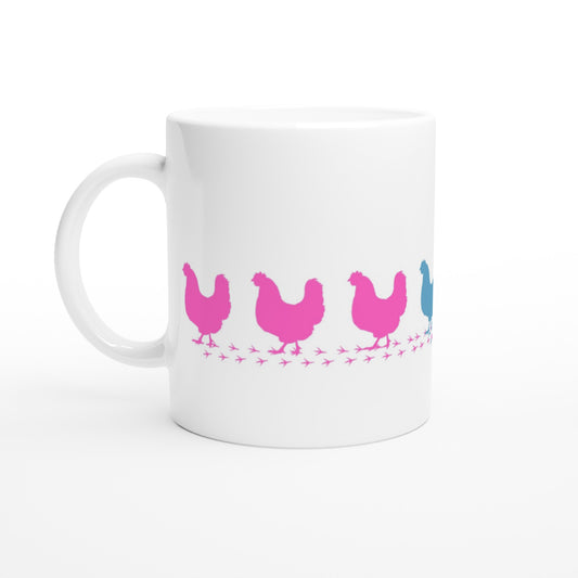 Taza de cerámica blanca con diseño de gallinas en tres colores dejando su huella en el suelo.