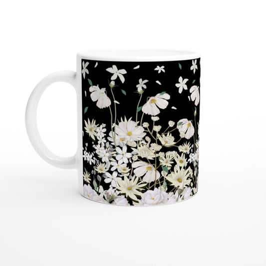 Taza desayuno con flores blancas