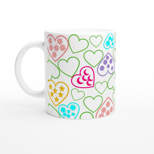 Taza bonita de corazones de colores