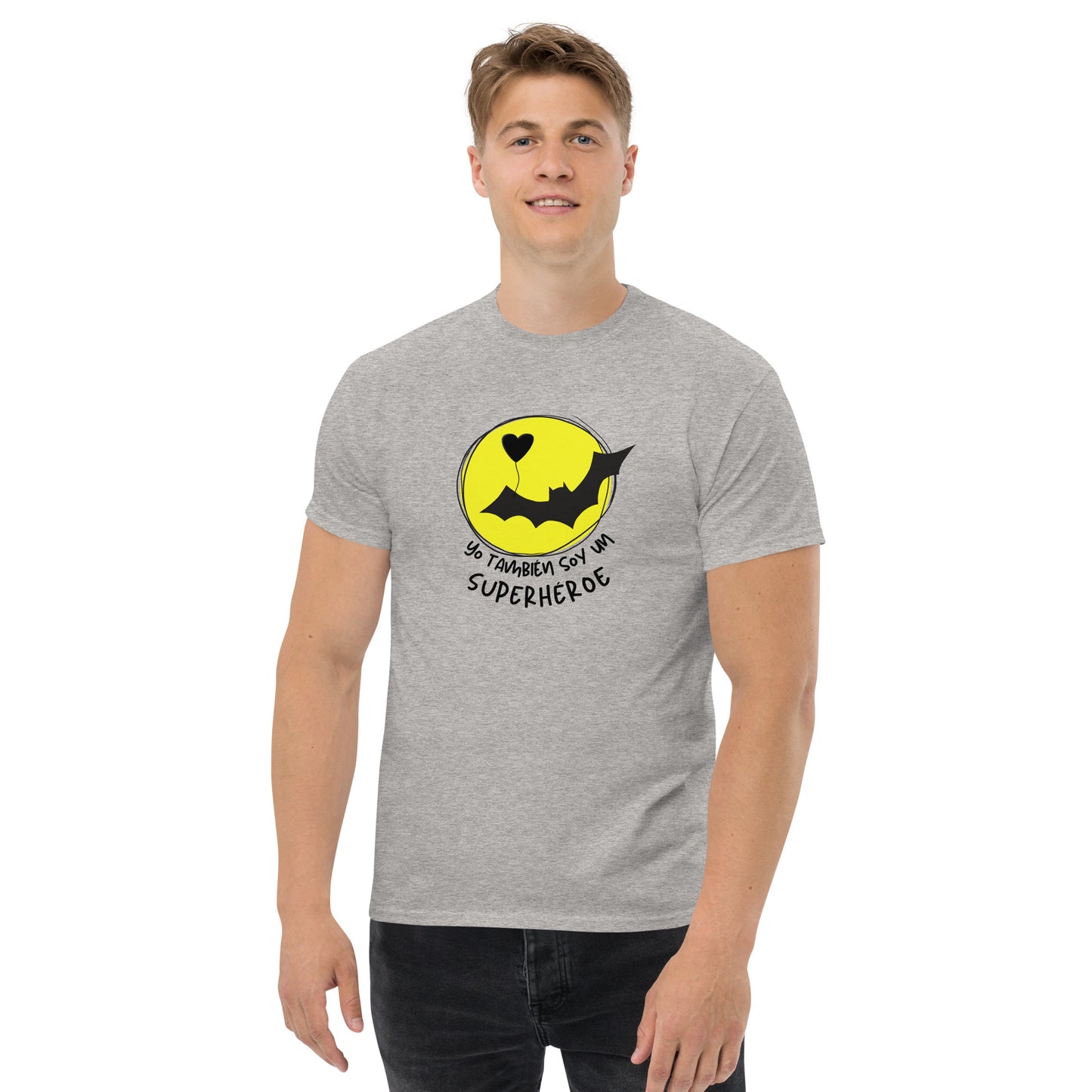 Camiseta gris de un murciélago volando frente a la luna con un corazón