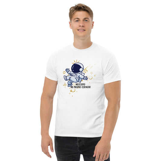 Camiseta blanca de un astronauta buscando su propio espacio