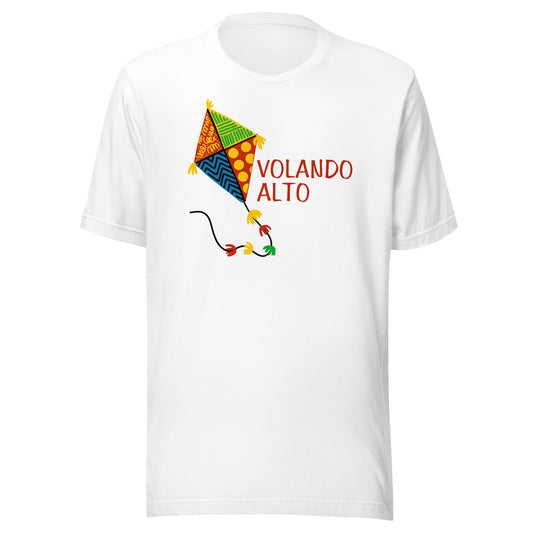 Camiseta con diseño de un cometa volando y texto: volando alto